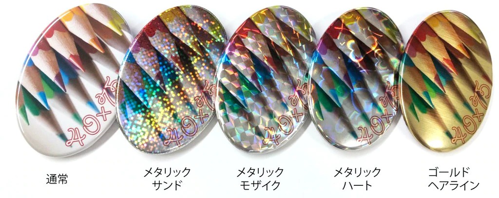 通常缶バッジとホログラム缶バッジの比較画像